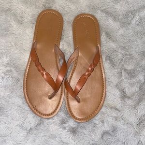 Universal Thread flip flops